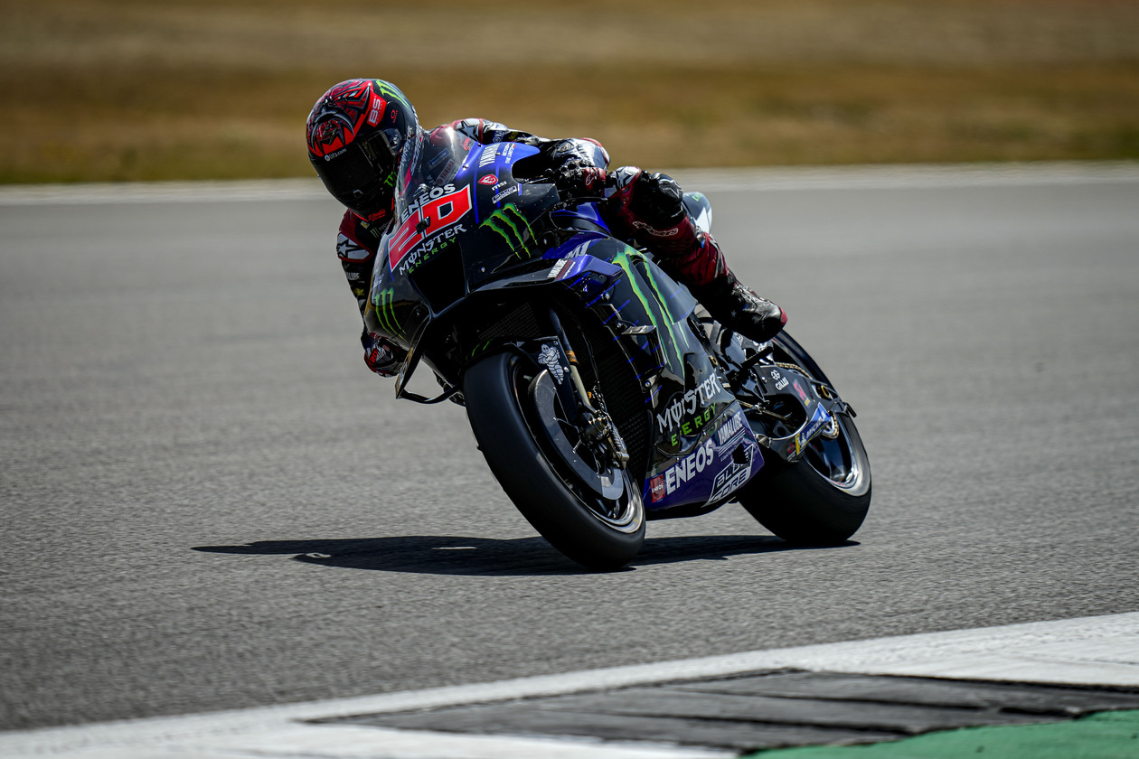 đội Monster Energy Yamaha giành vị trí thứ 8 và 15 chặng đua tại Anh 10