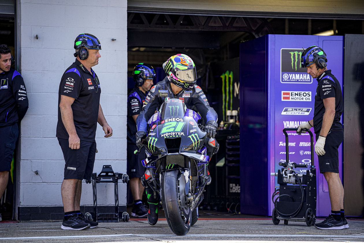 đội Monster Energy Yamaha giành vị trí thứ 8 và 15 chặng đua tại Anh 8