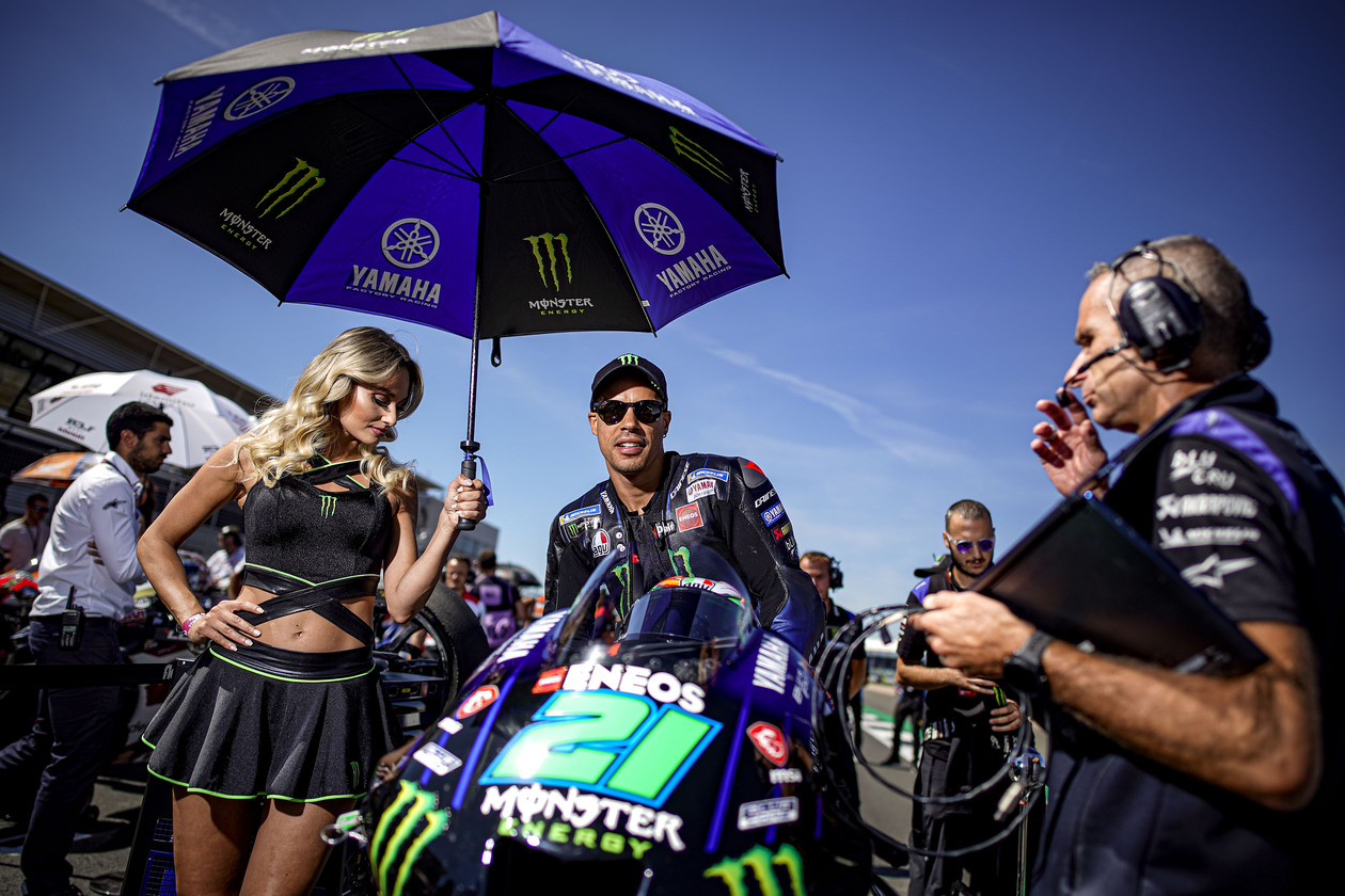 đội Monster Energy Yamaha giành vị trí thứ 8 và 15 chặng đua tại Anh 4