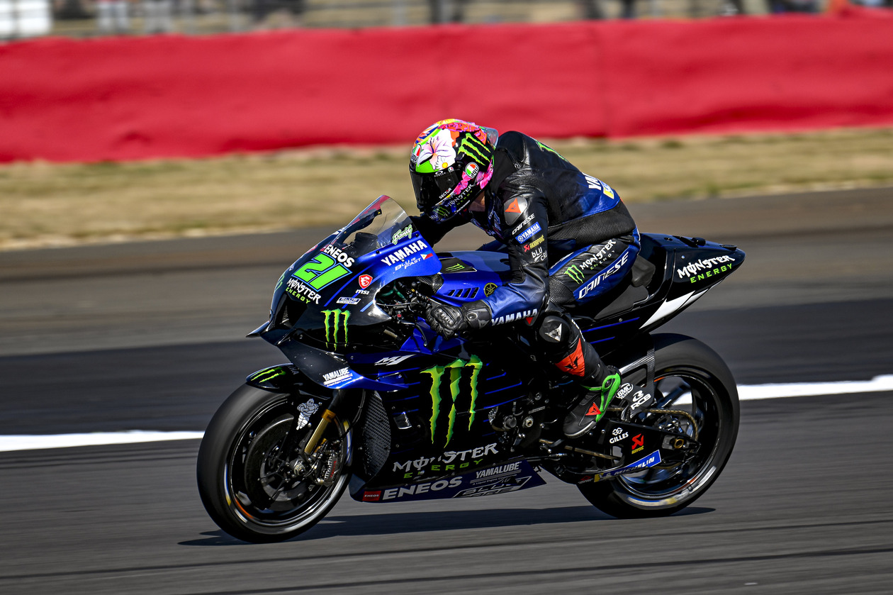 đội Monster Energy Yamaha giành vị trí thứ 8 và 15 chặng đua tại Anh 5