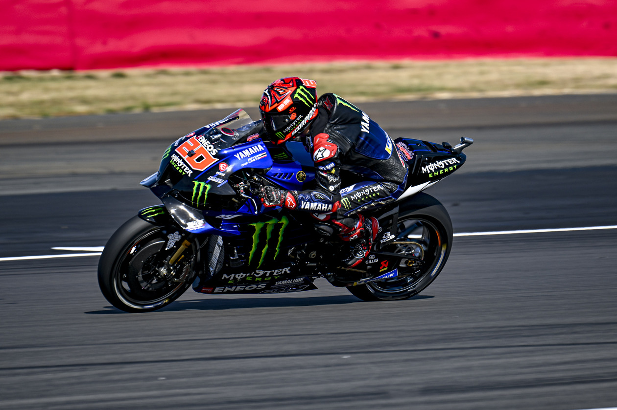 đội Monster Energy Yamaha giành vị trí thứ 8 và 15 chặng đua tại Anh 3